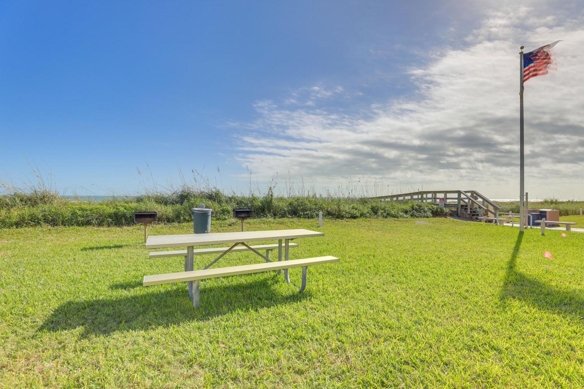 Central Cocoa Beach Condo With View, Steps To Beach! Екстер'єр фото